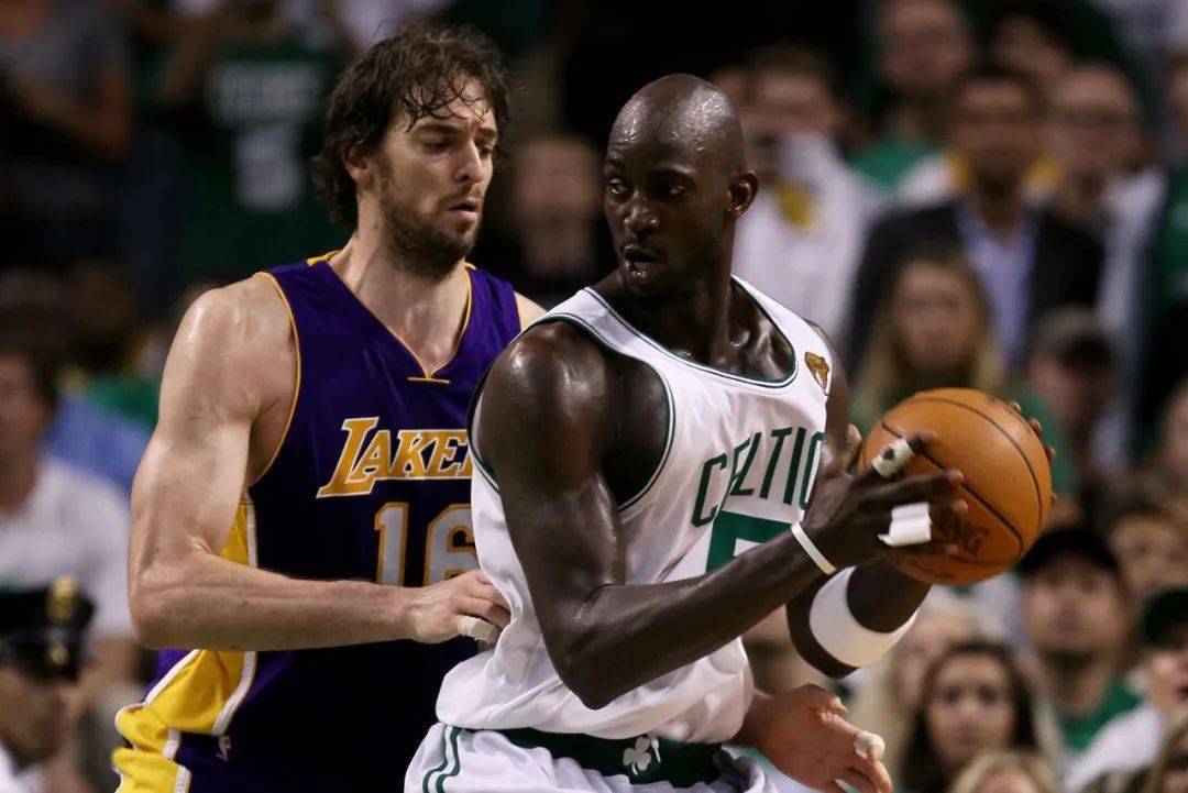 他帮助他们 他帮助他们