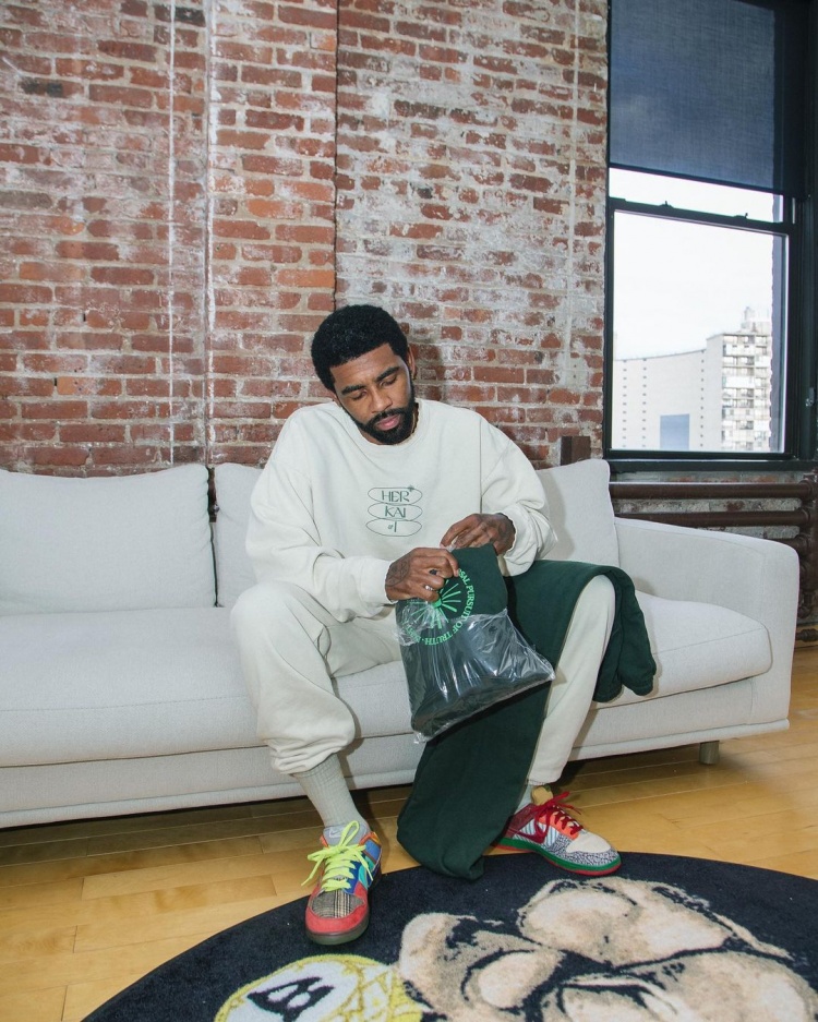 一边是赛后 一边是赛后