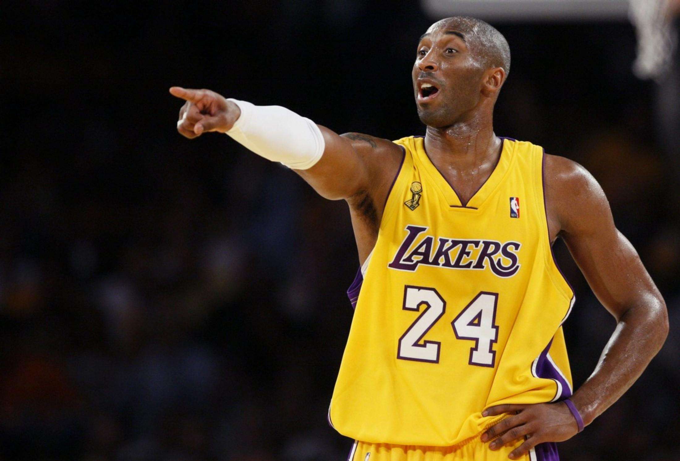 边后卫内收 边后卫内收